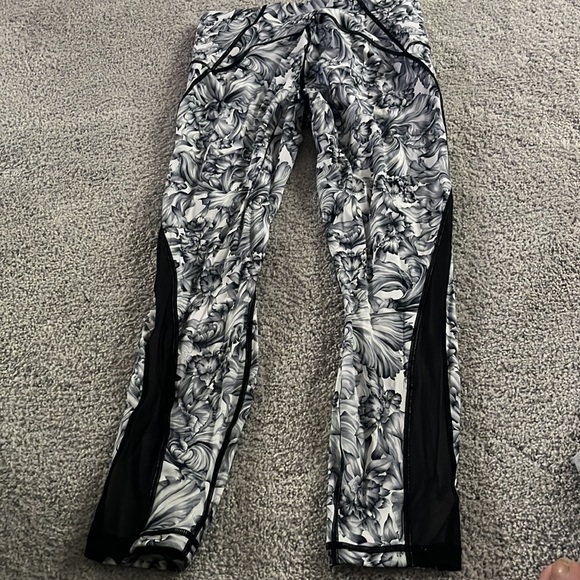 Lululemon pattern leggings with mesh sides - Picture 4 of 7